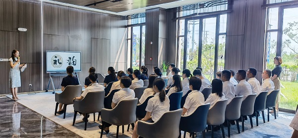 徽鹽地產集團公司霍邱項目開展禮儀培訓